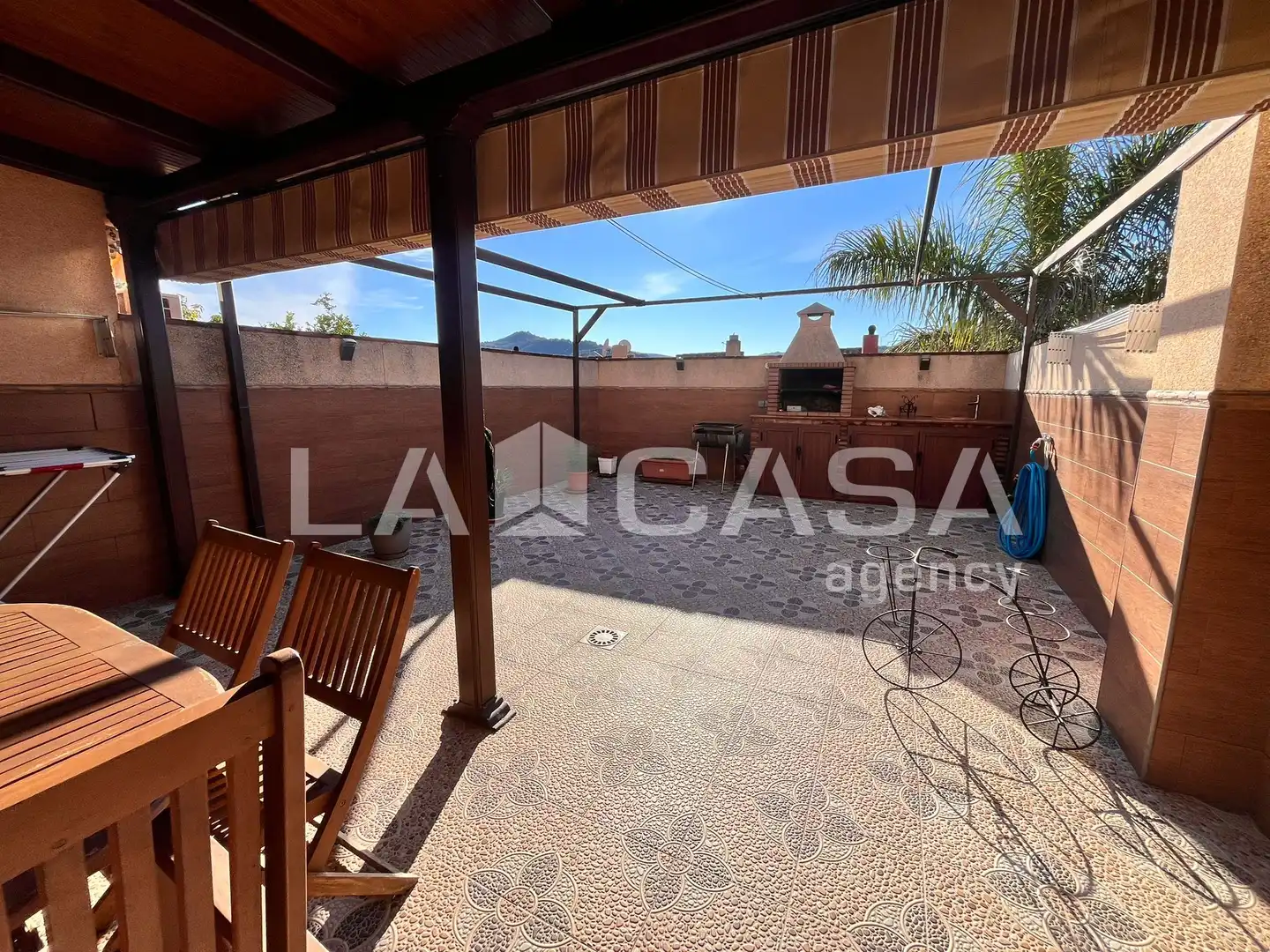 Terrasse von Einfamilien-Reihenhaus zum Verkauf in Algeciras mit Klimaanlage, Abstellraum und Schwimmbad