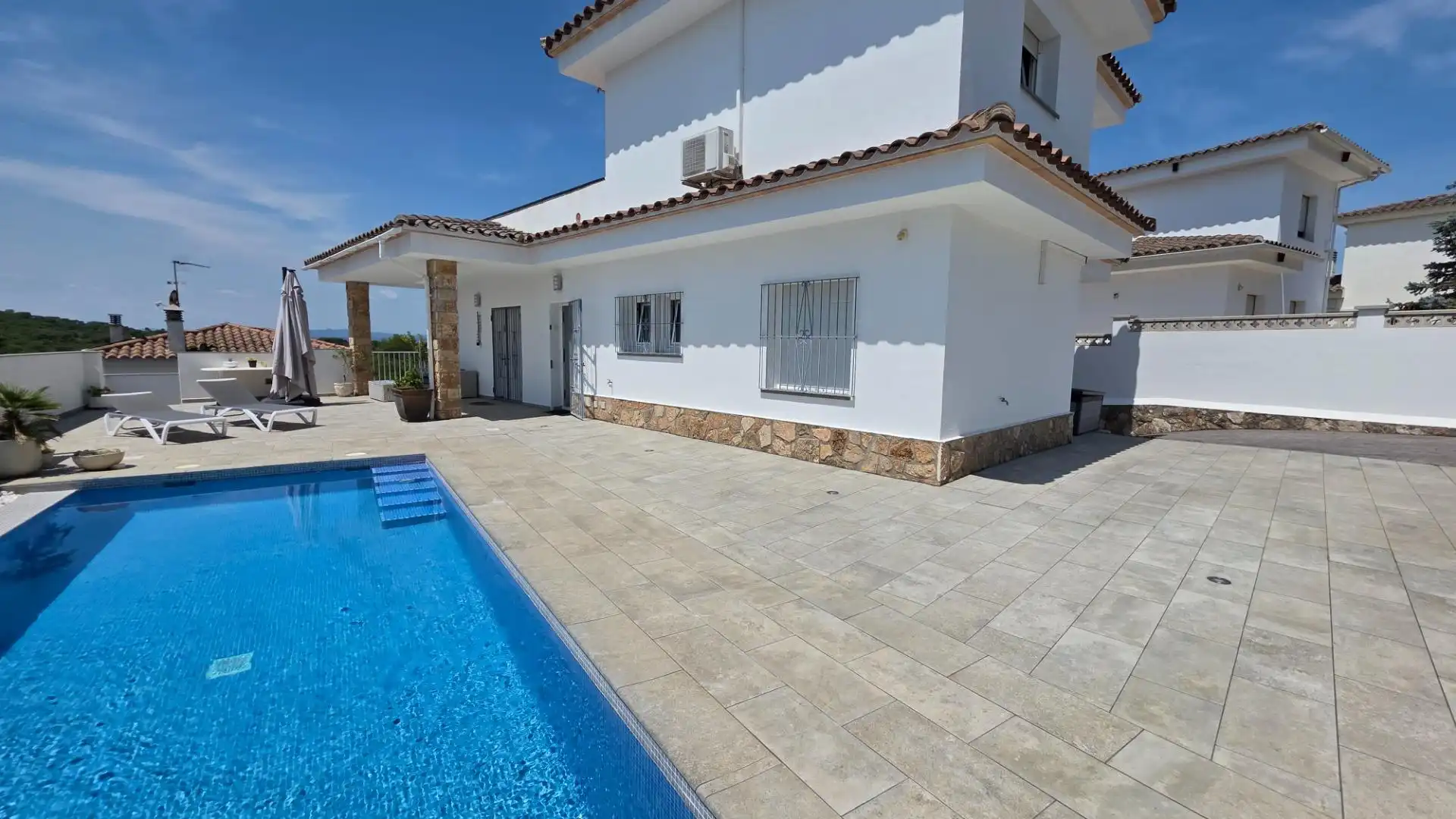 Casa con piscina en venta en Carrer Vall d'Aran, imagen 2