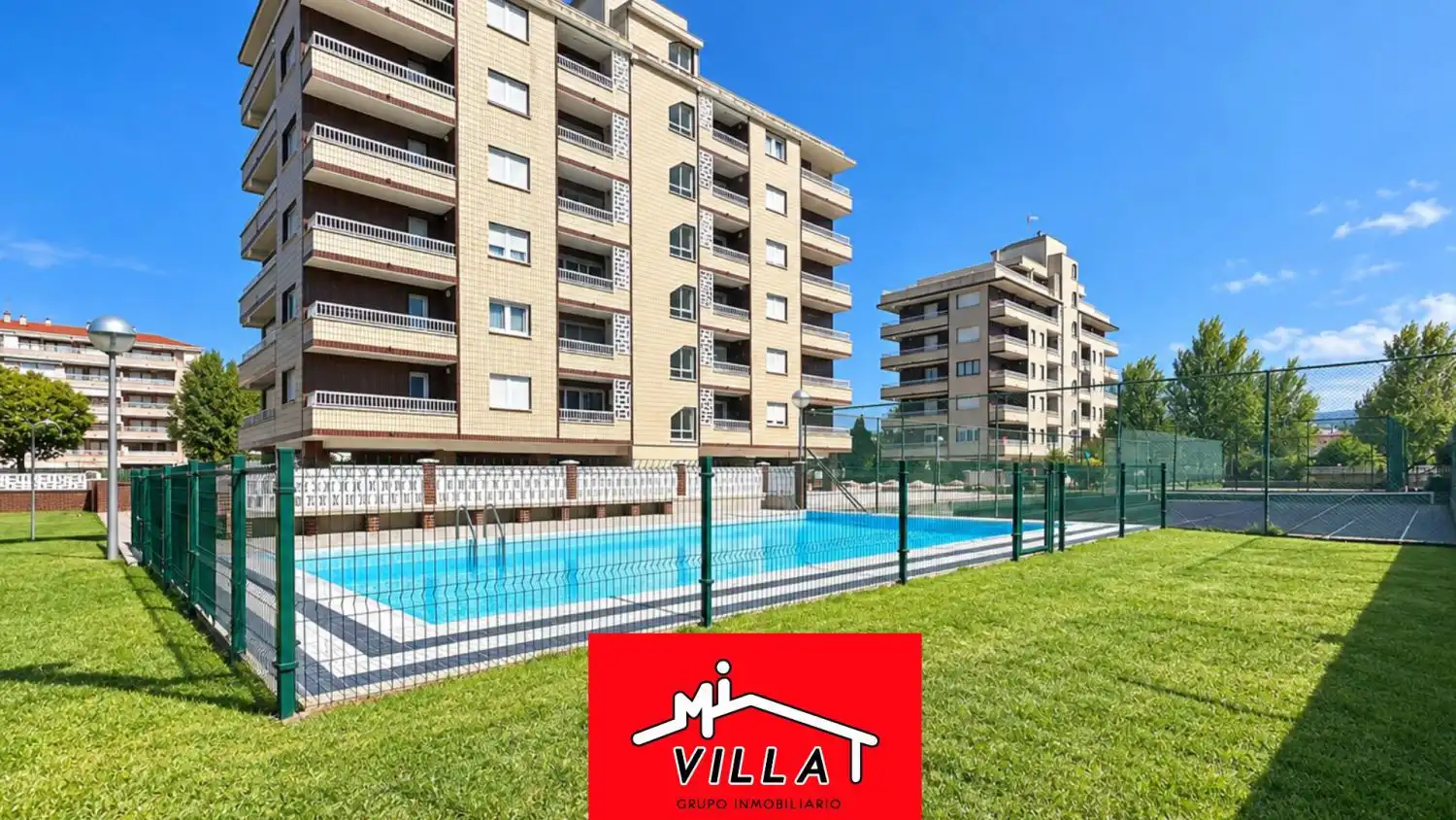 Piscina de Piso en venta en Laredo con Calefacción y Terraza