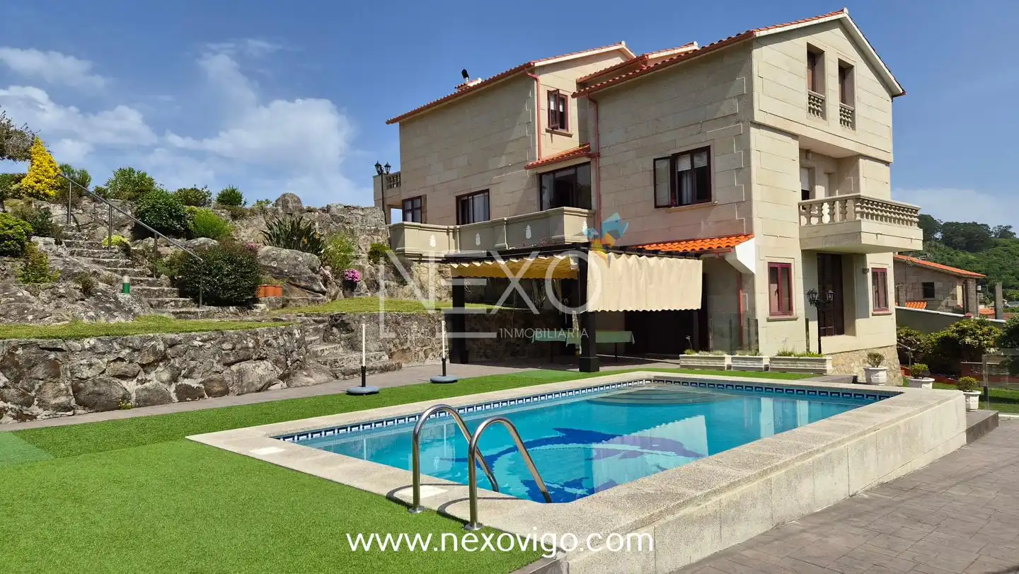 Piscina de Casa o chalet en venta en Cangas  con Calefacción, Jardín privado y Terraza