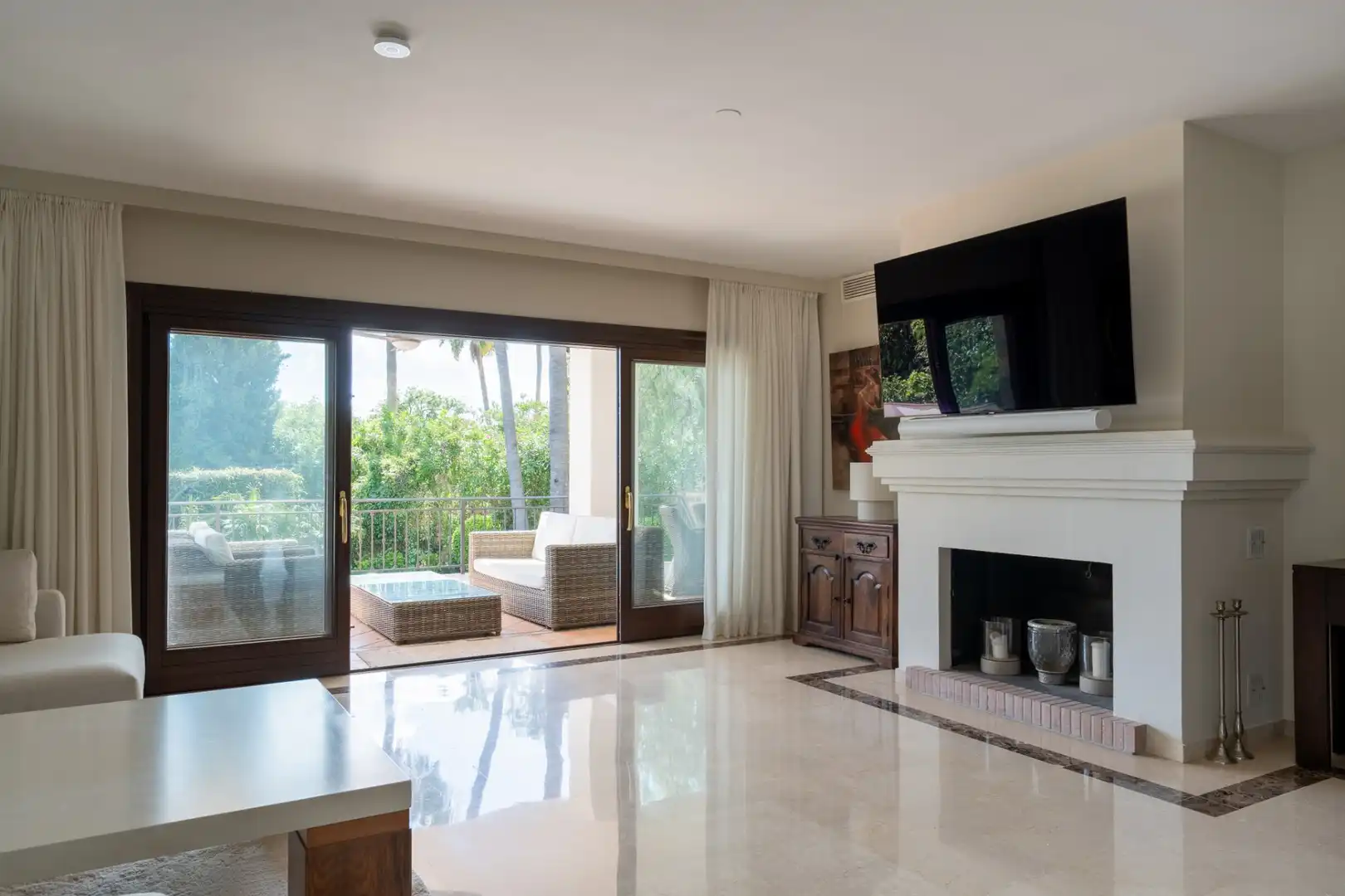 Sala d'estar de Casa o xalet en venda en Marbella amb Aire condicionat, Calefacció i Jardí privat
