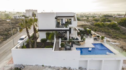 Six Seconds Propertiesnbspte invita a descubrir esta sofisticada villa independiente ubicada en la codiciada zona de Lo Pepin, en