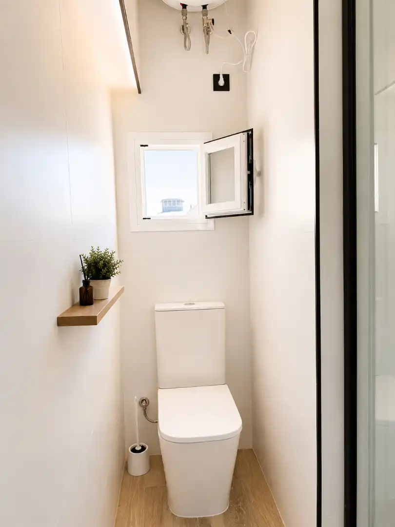 Baño de Estudio de alquiler en Madrid con Calefacción, Parquet y Amueblado