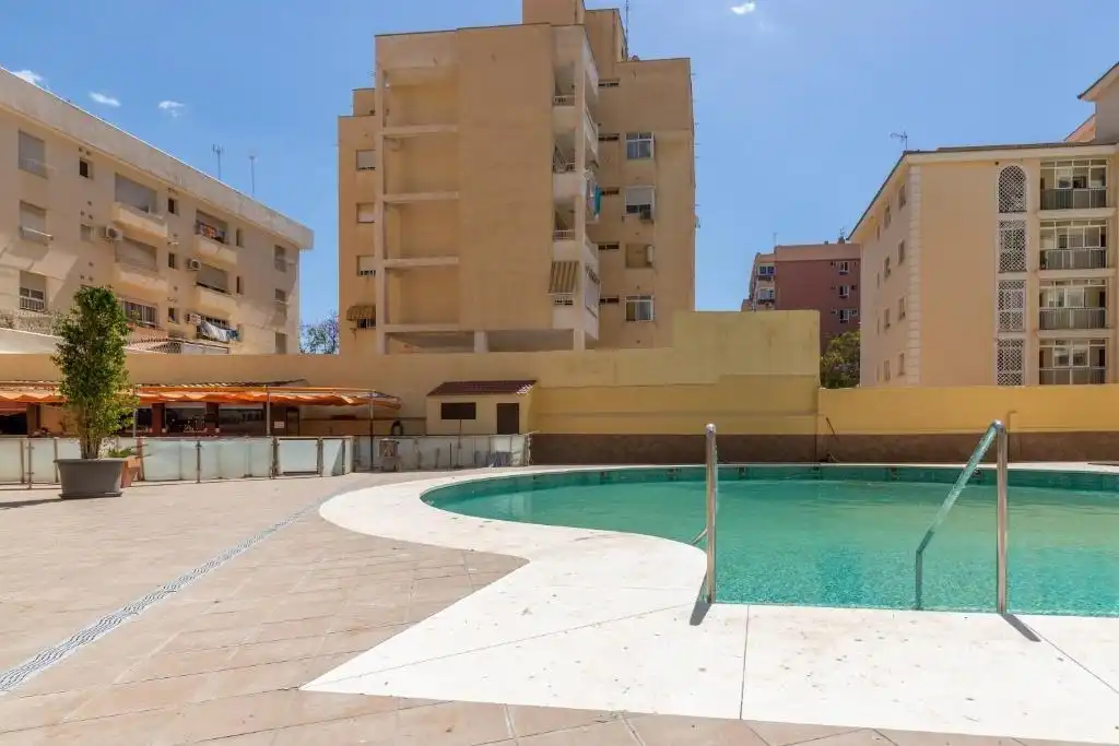 Piscina de Estudio en venta en Torremolinos con Aire acondicionado, Calefacción y Amueblado