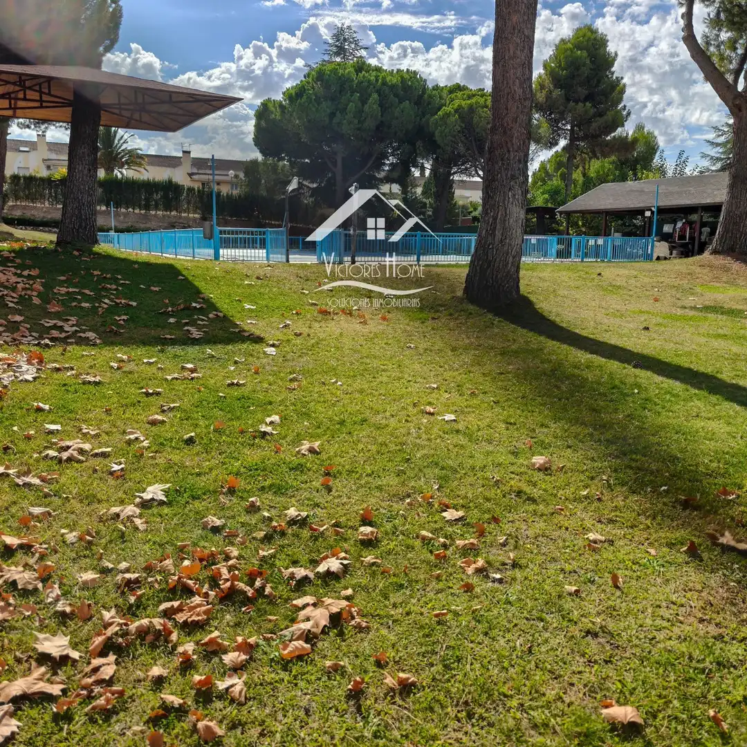 Vista exterior de Casa adosada en venta en Rivas-Vaciamadrid con Aire acondicionado, Calefacción y Jardín privado