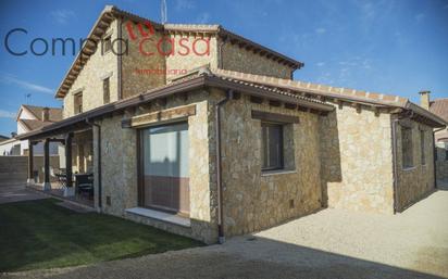 Vista exterior de Casa o xalet en venda en Santa María la Real de Nieva amb Calefacció, Jardí privat i Balcó