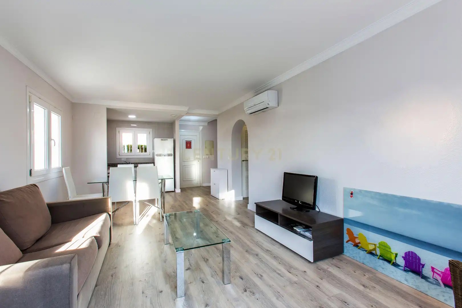 Wohnzimmer von Einfamilien-Reihenhaus zum Verkauf in Oliva mit Klimaanlage, Privatgarten und Ofen