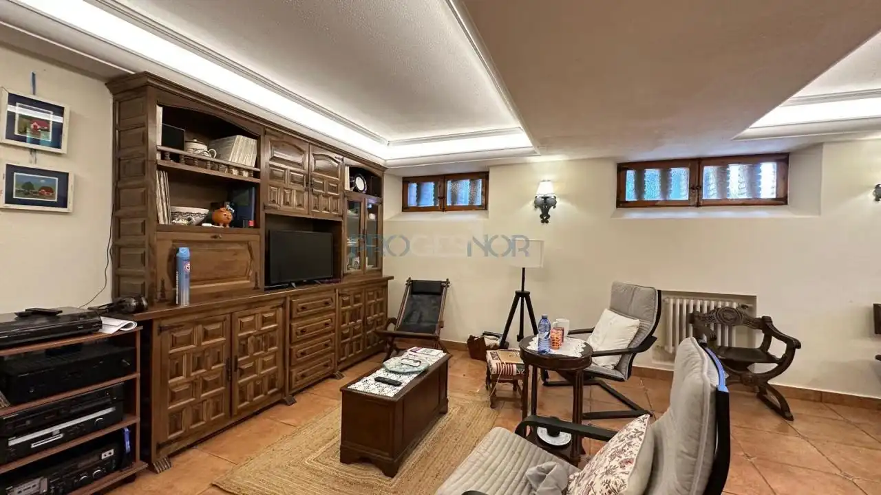 Sala d'estar de Casa o xalet en venda en Mansilla de las Mulas amb Calefacció, Jardí privat i Piscina