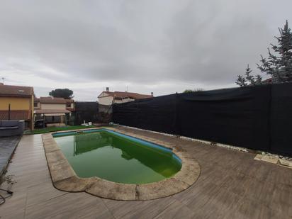 Piscina de Casa adosada en venda en Revillarruz amb Calefacció, Jardí privat i Terrassa