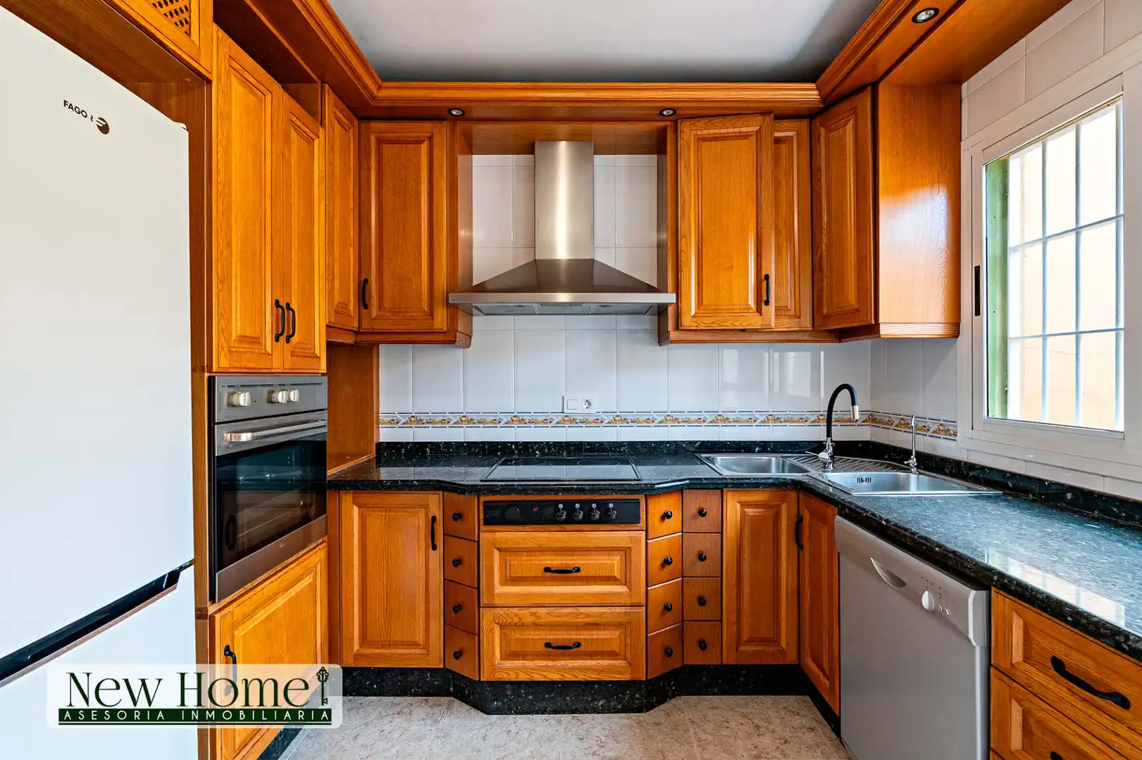 Cocina de Casa adosada en venta en Roquetas de Mar con Terraza, Amueblado y Piscina comunitaria