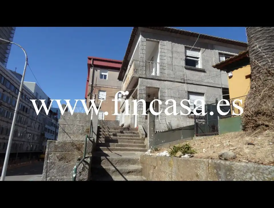 Vista exterior de Casa o xalet en venda en Vigo  amb Jardí privat, Terrassa i Balcó