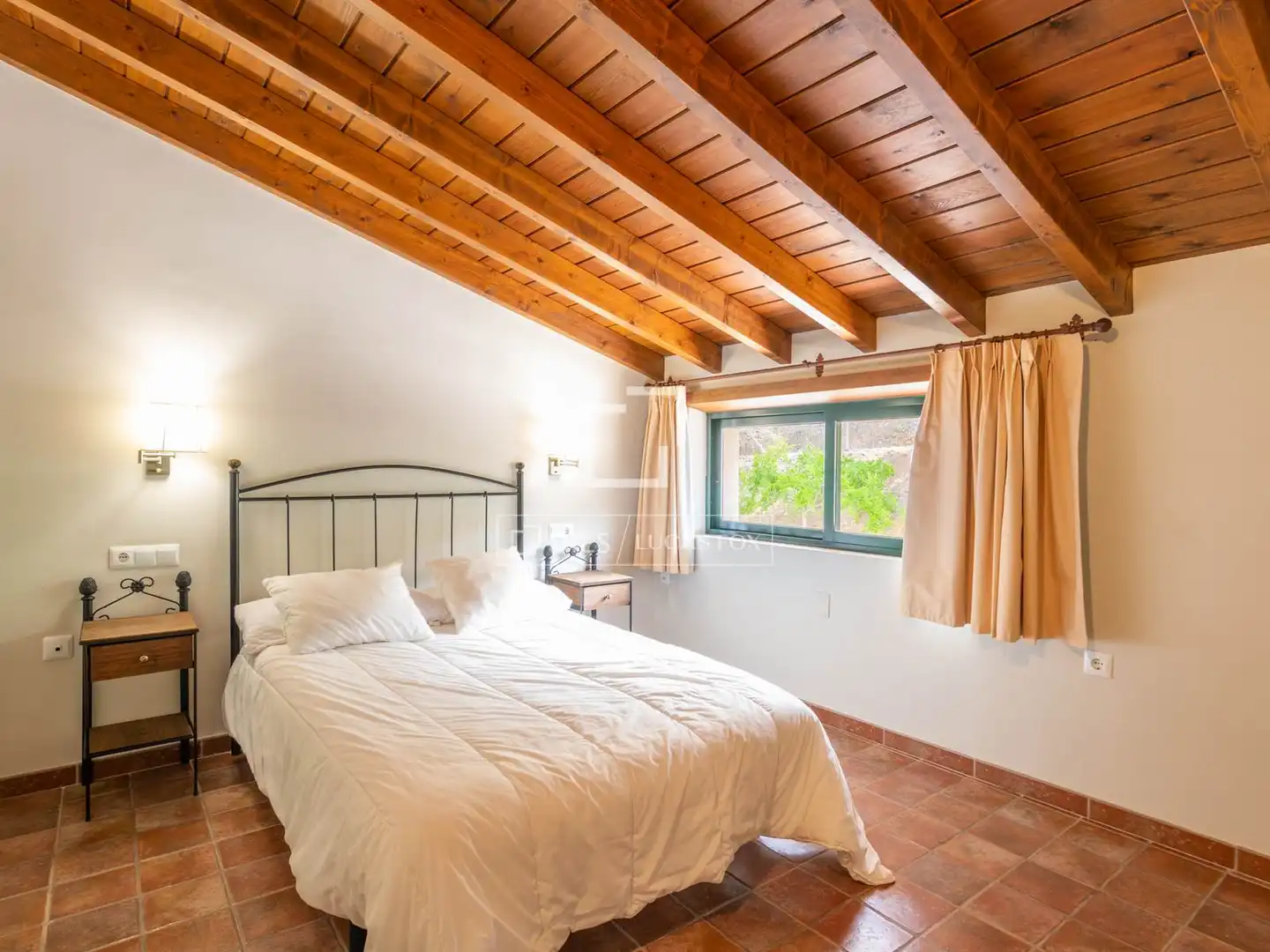 Dormitori de Finca rústica en venda en Málaga amb Jardí privat, Terrassa i Traster