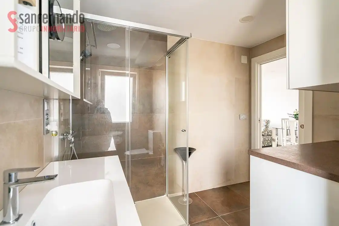 Badezimmer von Wohnung zum Verkauf in Santander mit Heizung und Balkon