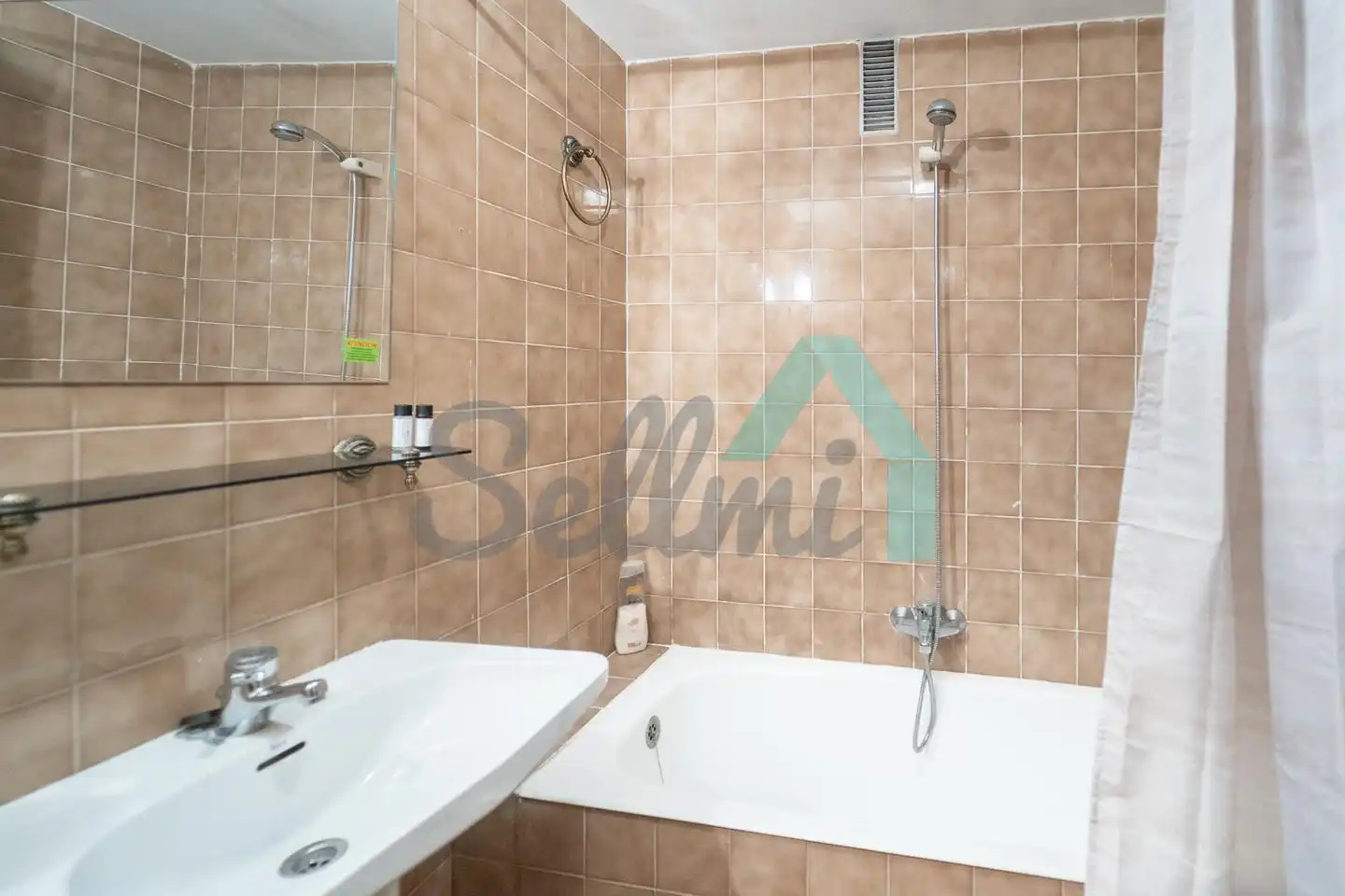 Bathroom of Flat for share in Oviedo   with Heating, Parquet flooring and Furnished