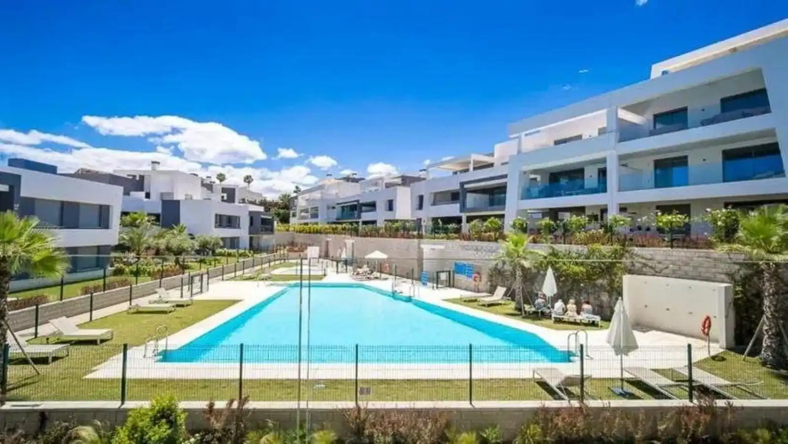 Piso con ascensor en venta en Avenida Parque Selwo 18