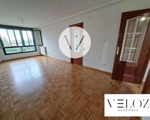 Living room of Flat for sale in Salamanca Capital  with Swimming Pool and Community pool