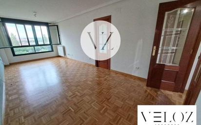 Living room of Flat for sale in Salamanca Capital  with Swimming Pool and Community pool