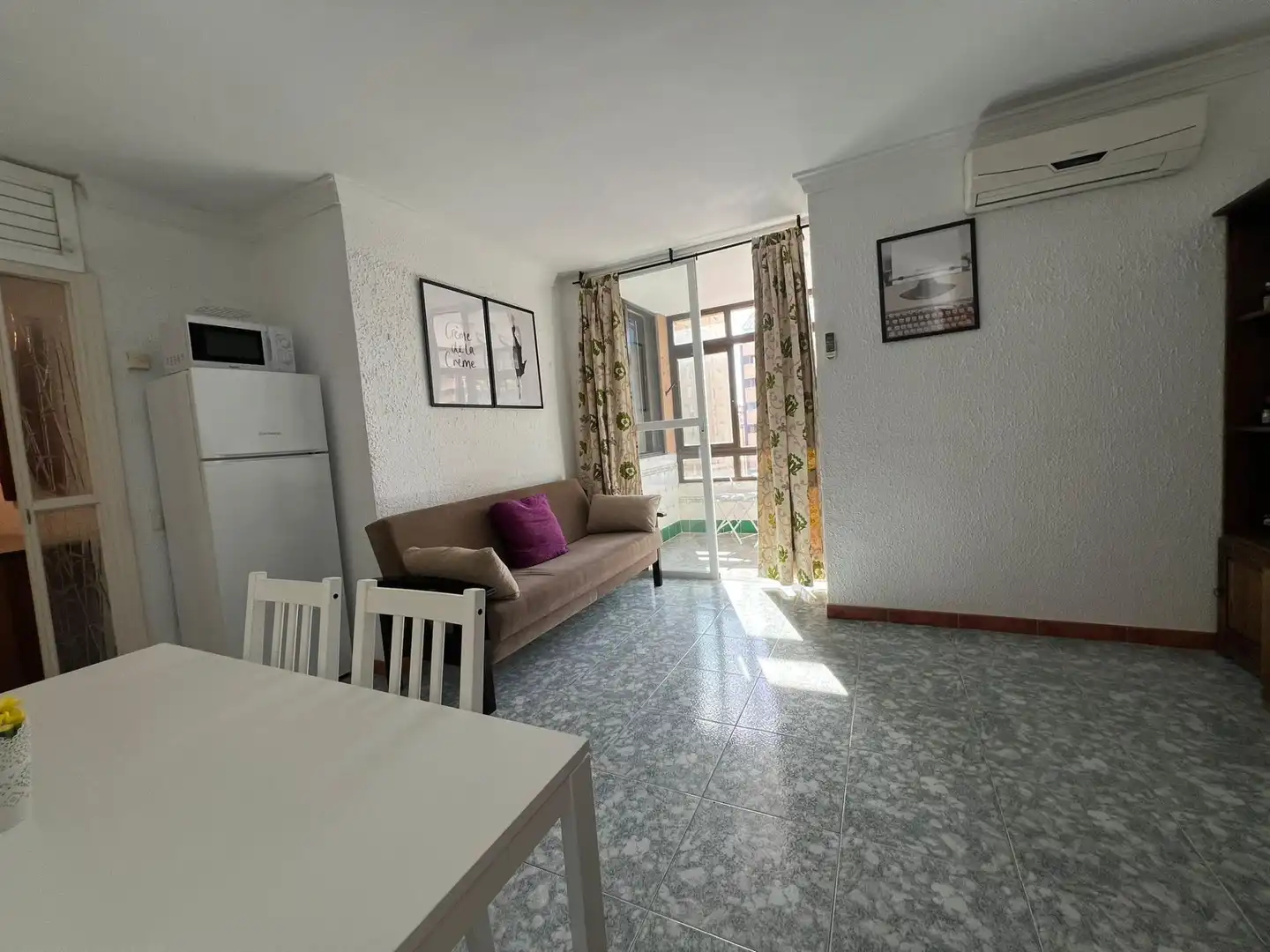 Außenansicht von Wohnungen zur Miete in Fuengirola mit Klimaanlage, Terrasse und Gemeinschaftspool