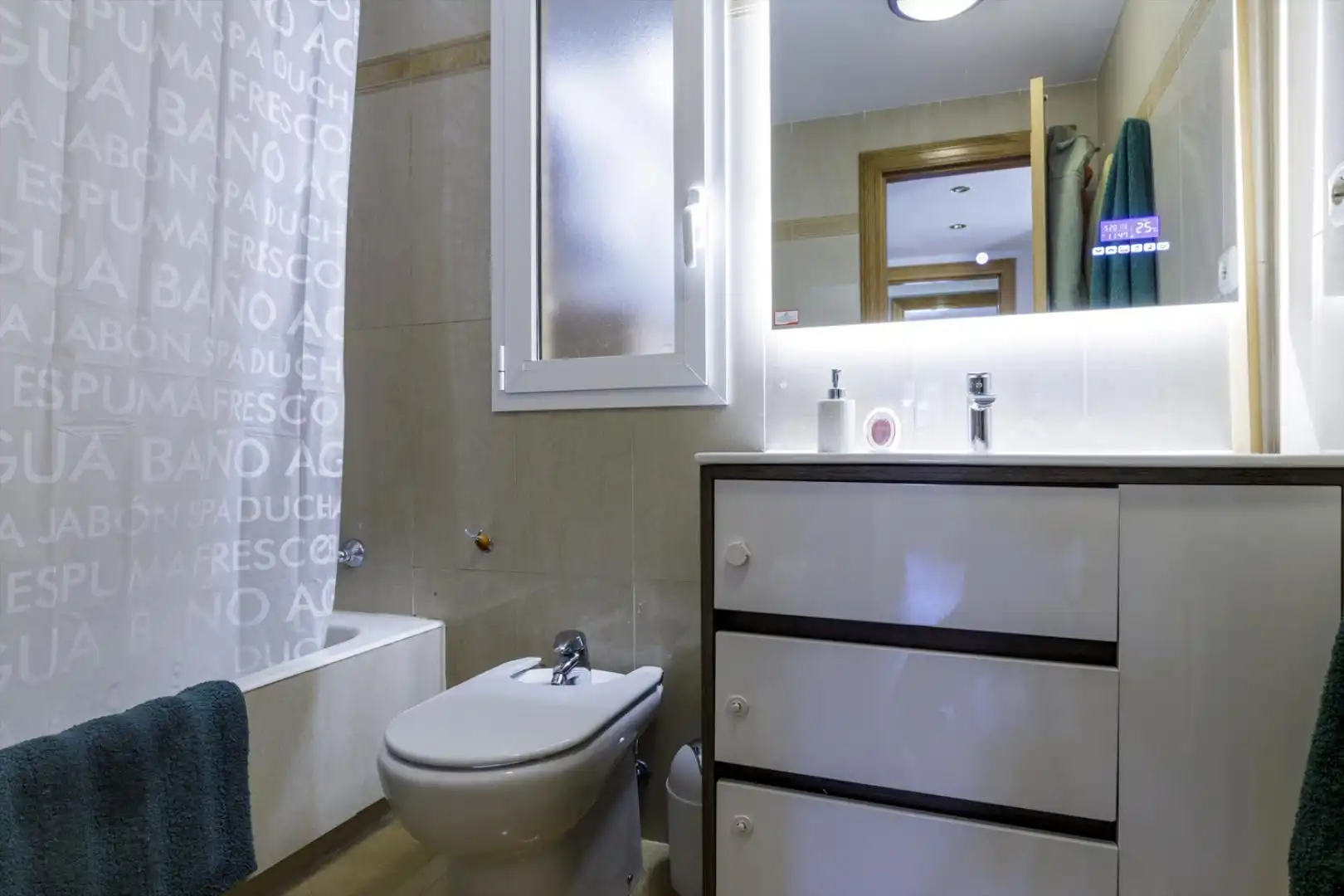 Bathroom of Flat for sale in Zaragoza  with Terrace, Storage room and Swimming Pool