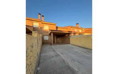 Vista exterior de Casa adosada en venda en Argés amb Terrassa