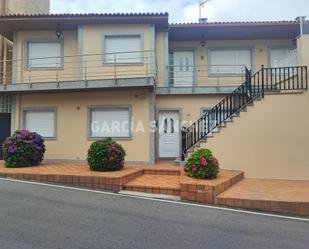 Vista exterior de Casa adosada en venda en Boiro amb Terrassa, Traster i Moblat