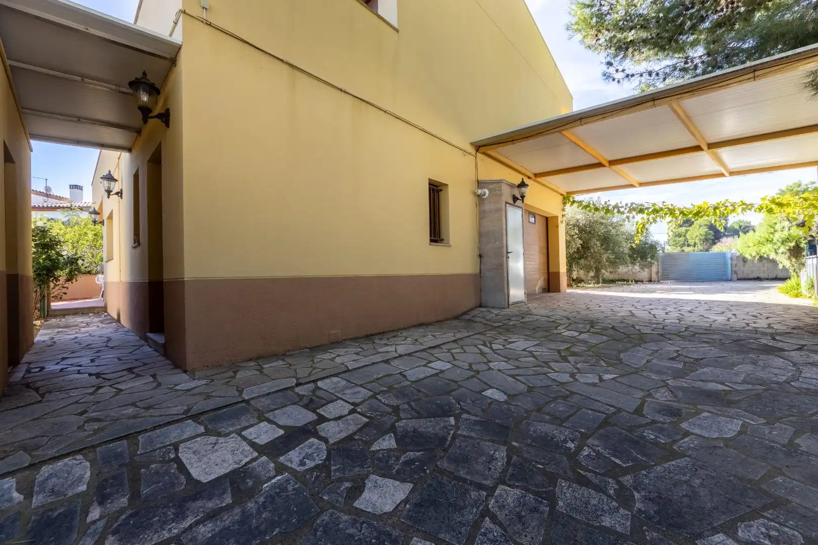 Vista exterior de Casa o xalet en venda en Mont-roig del Camp amb Calefacció, Jardí privat i Terrassa