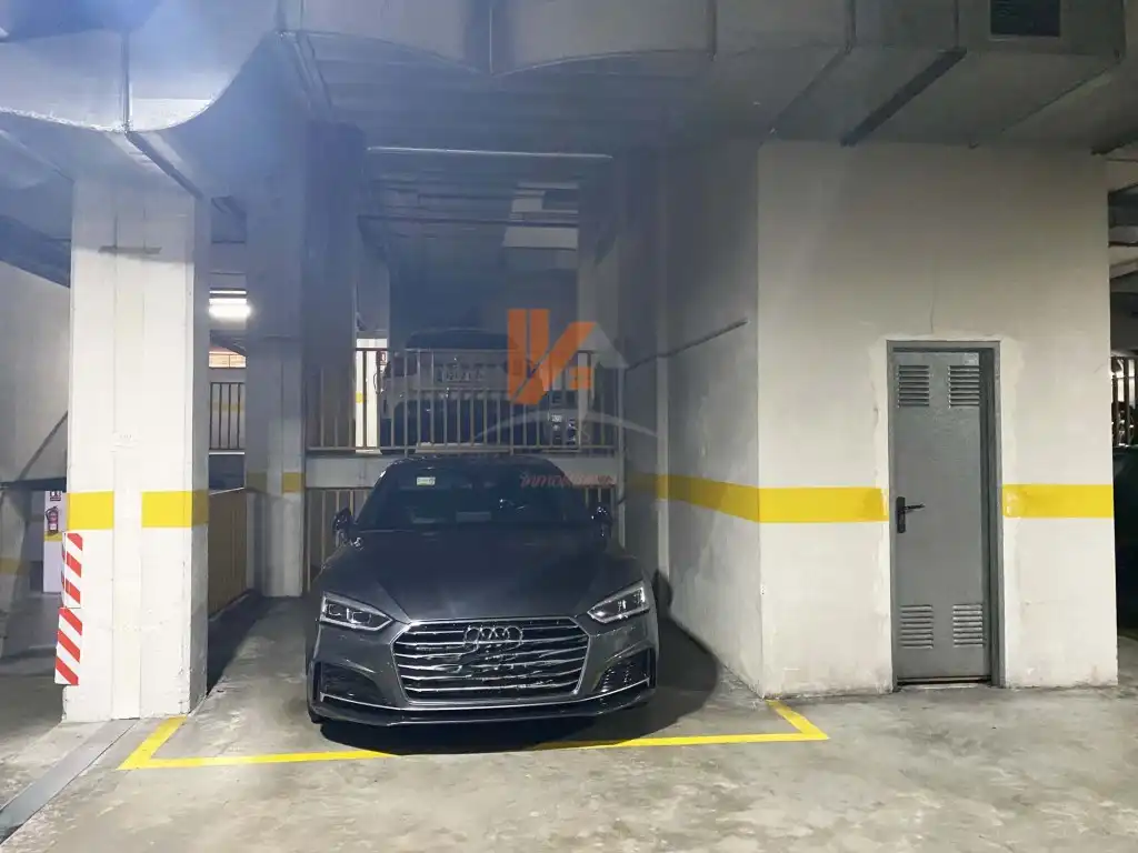 Parkplatz von Wohnung zum Verkauf in Ames mit Ofen