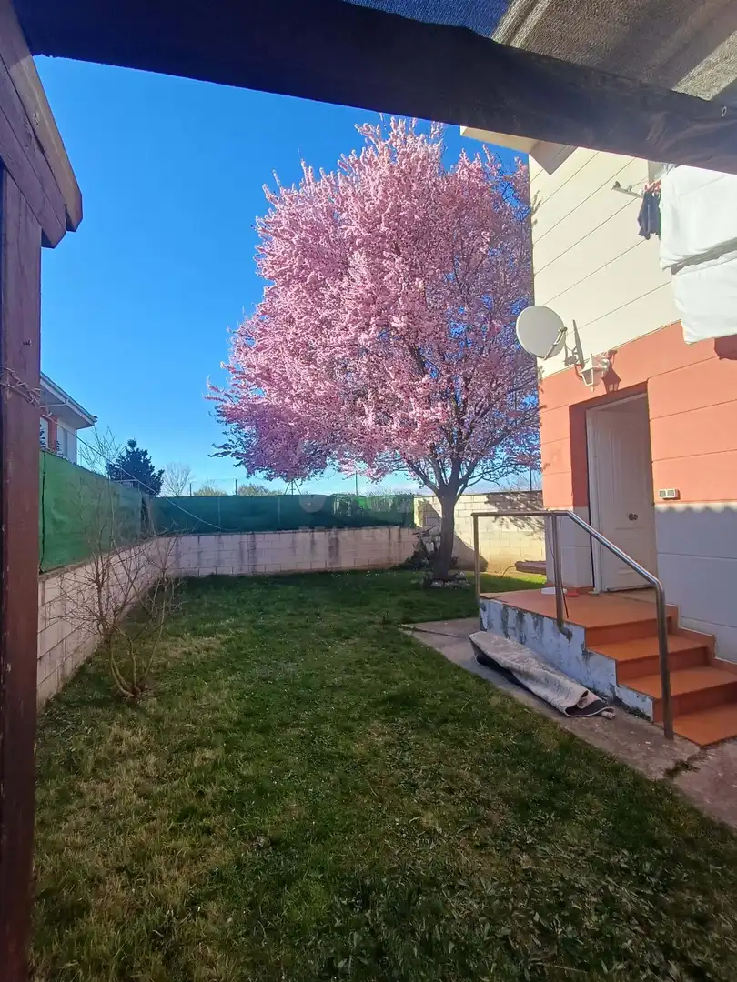 Jardí de Casa adosada en venda en Cuadros amb Calefacció i Terrassa