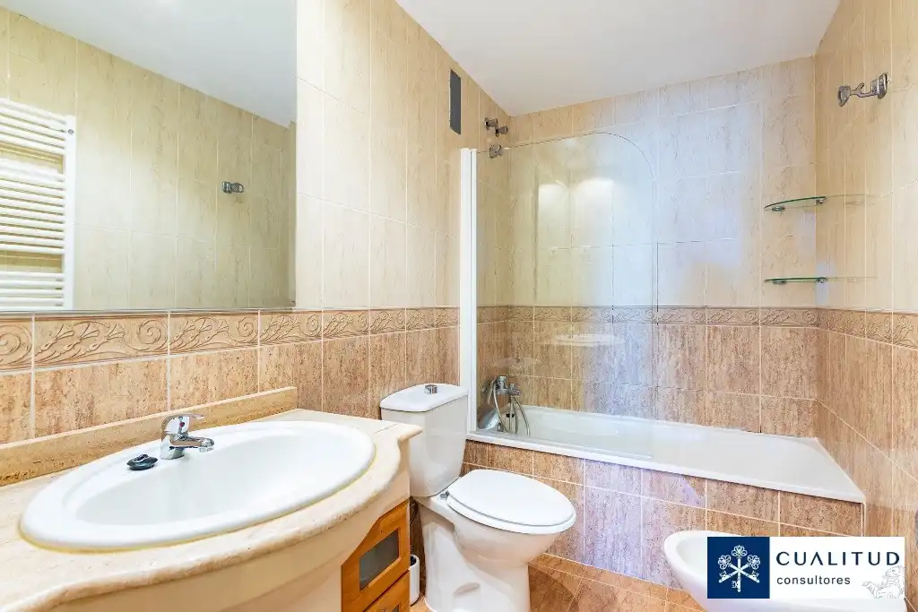 Bathroom of Flat for rent in Castellón de la Plana / Castelló de la Plana  with Storage room and Furnished