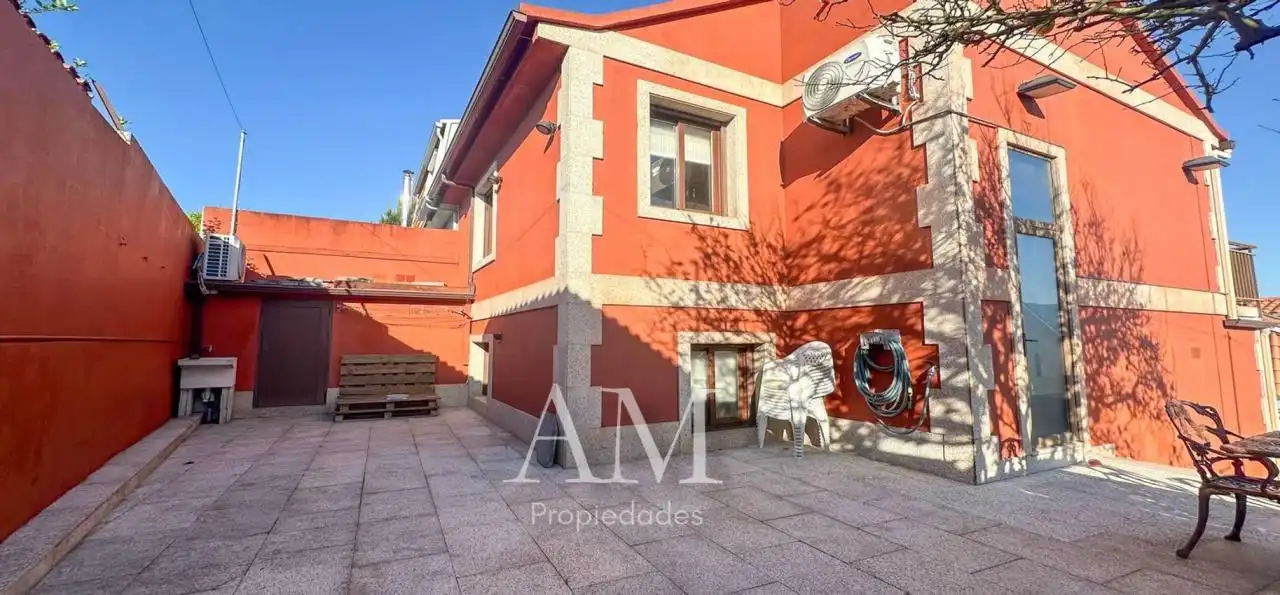 Vista exterior de Casa o xalet en venda en Nigrán amb Calefacció, Jardí privat i Terrassa