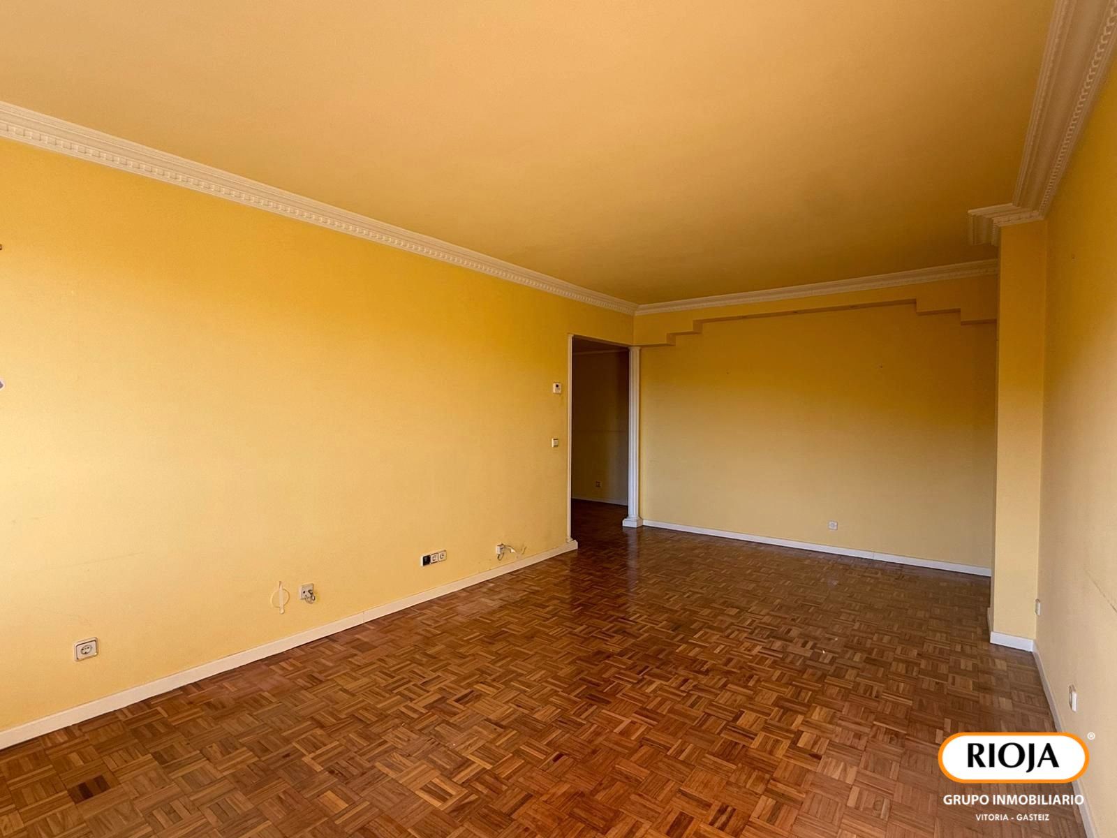 Sala d'estar de Pis en venda en Vitoria - Gasteiz amb Calefacció, Terrassa i Traster