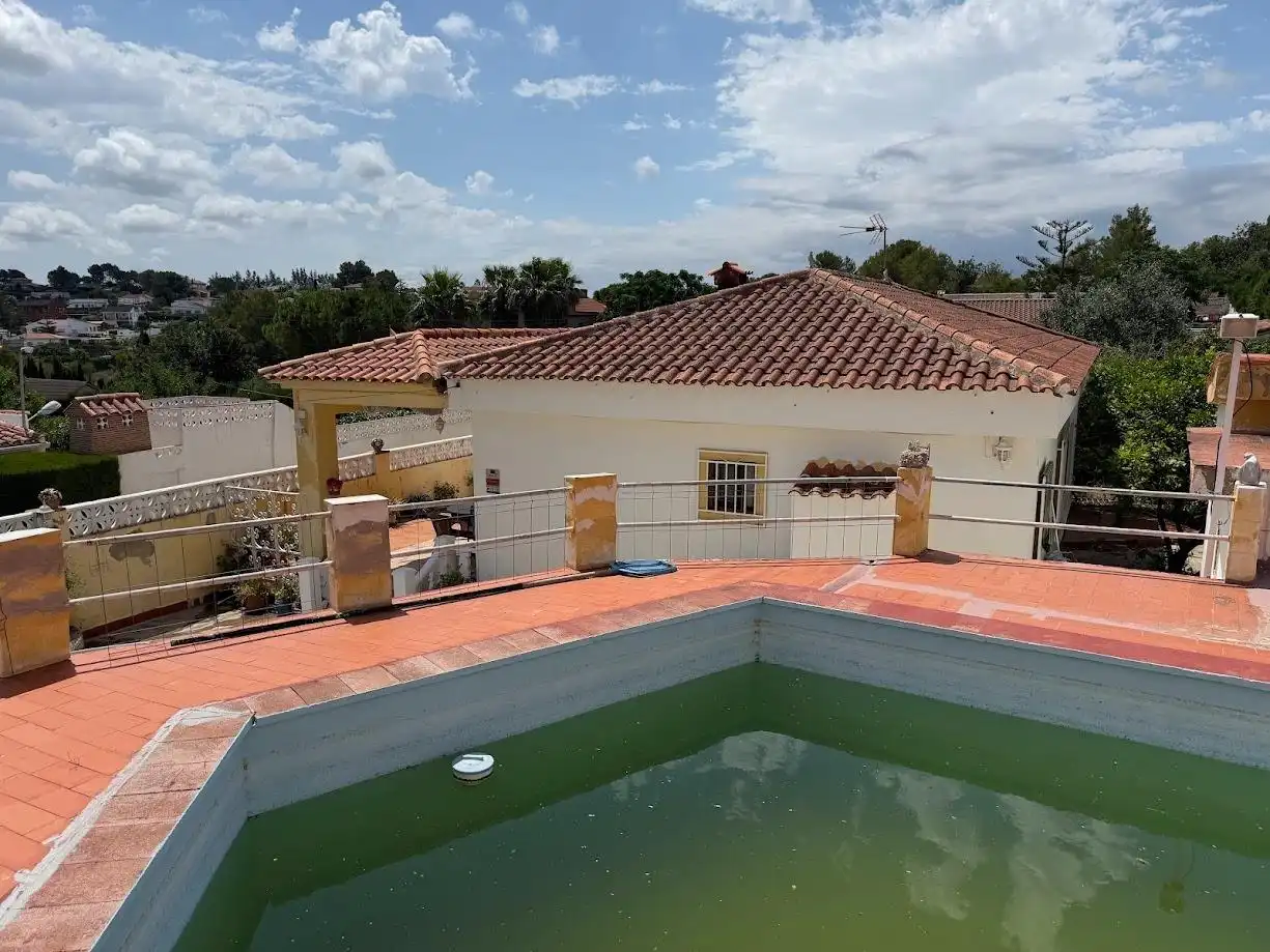 Detached house with pool for sale in Montserrat
