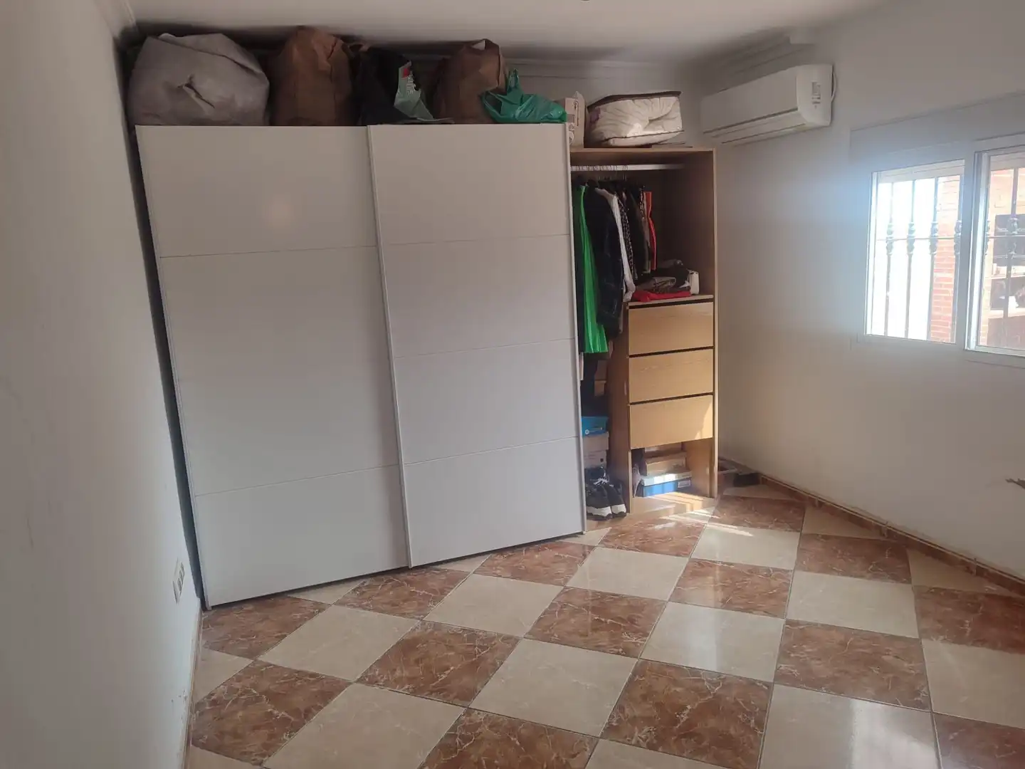Dormitori de Casa adosada en venda en Algeciras amb Aire condicionat i Traster