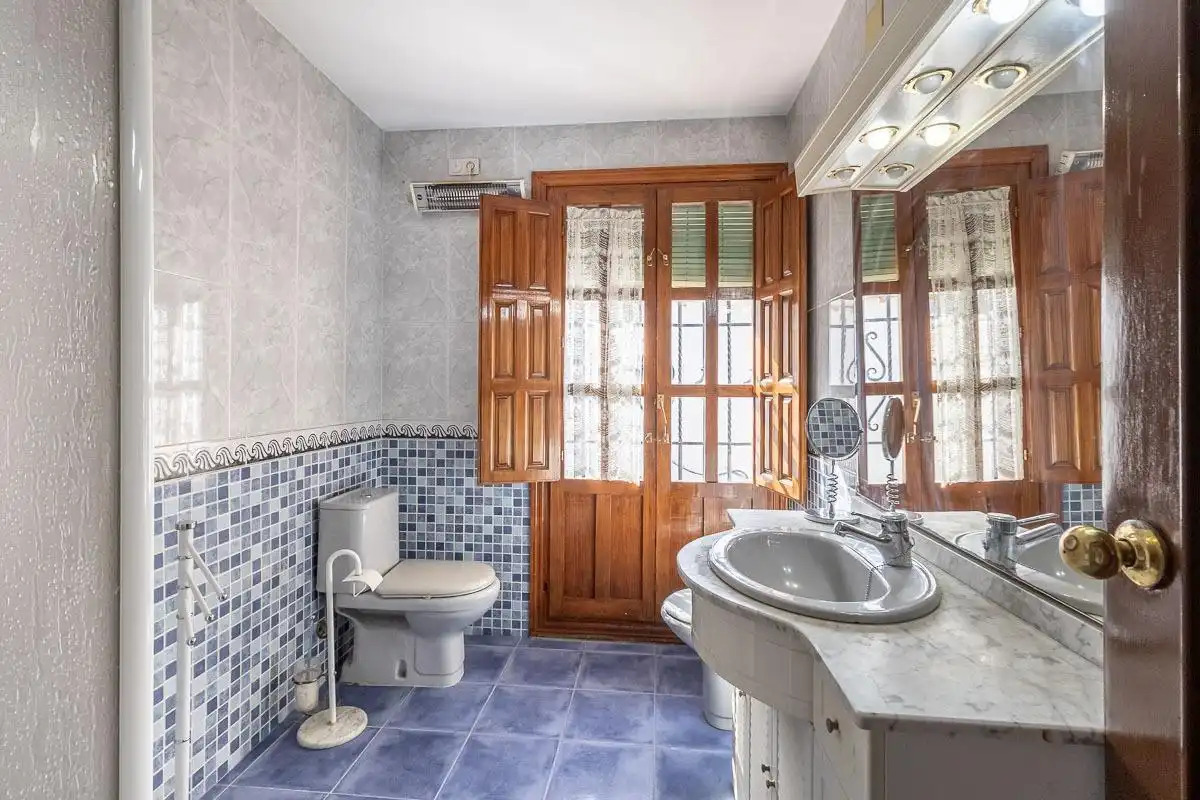 Bathroom of Houses for sale in Granada  with Terrace