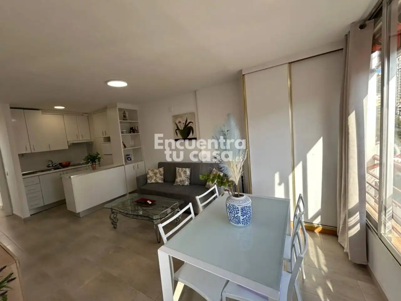 Flat with terrace for sale in Calle Londres, imagen 3