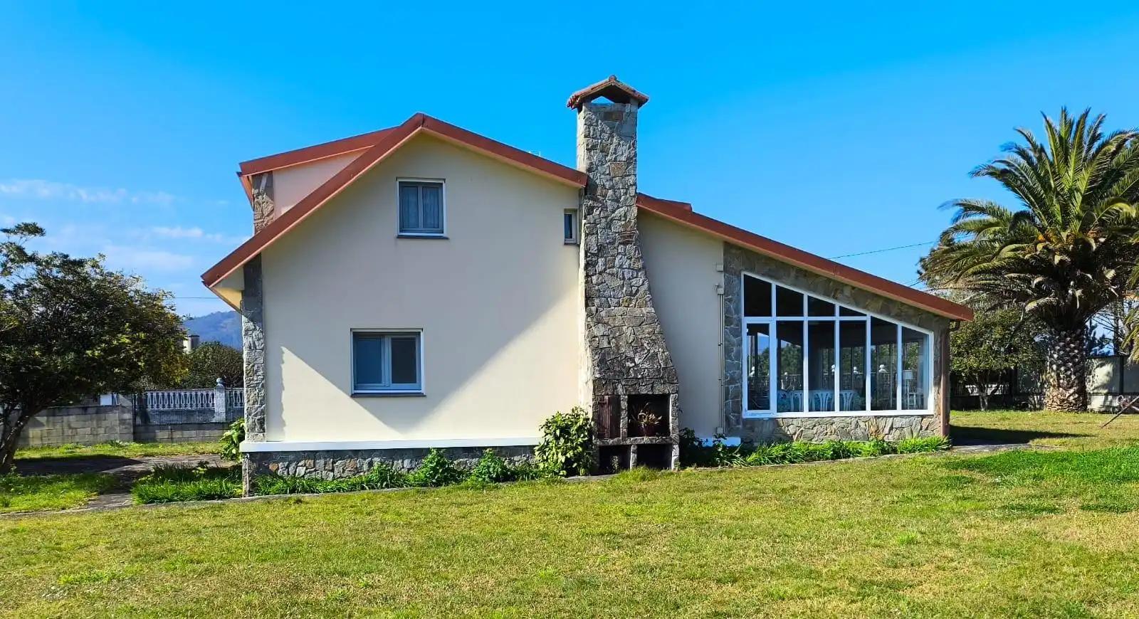 Vista exterior de Casa o xalet en venda en Carballo amb Calefacció, Jardí privat i Moblat