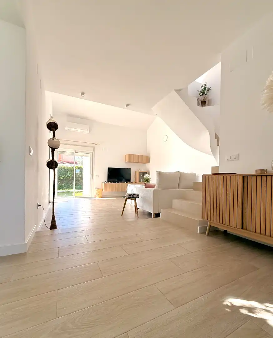 Sala d'estar de Casa o xalet en venda en Espartinas amb Aire condicionat, Calefacció i Jardí privat