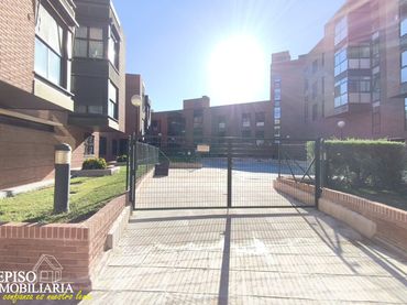Apartament amb balcó en venda a Avenida de Pedro Díez