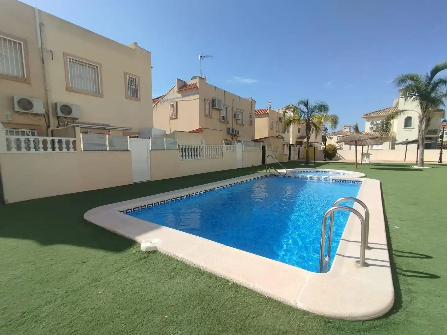 Piscina de Apartament en venda en Orihuela amb Aire condicionat, Calefacció i Jardí privat
