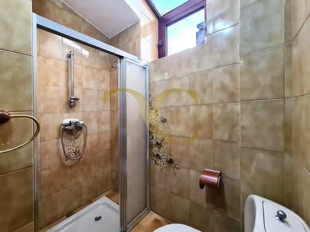 Bany de Casa o xalet en venda en Oviedo  amb Calefacció, Jardí privat i Terrassa