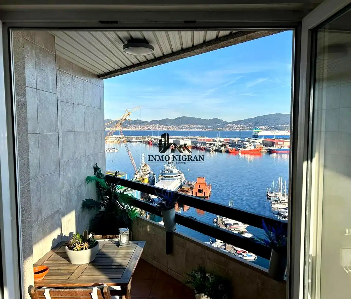Vista exterior de Dúplex en venta en Vigo  con Calefacción y Terraza