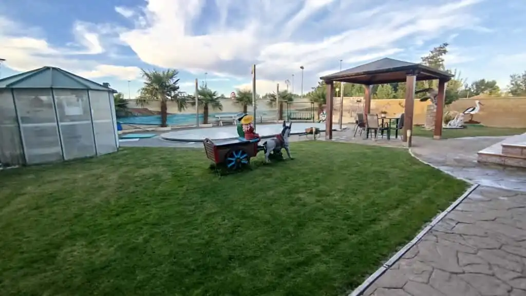 Piscina de Casa o xalet en venda en Villamayor amb Calefacció, Jardí privat i Terrassa