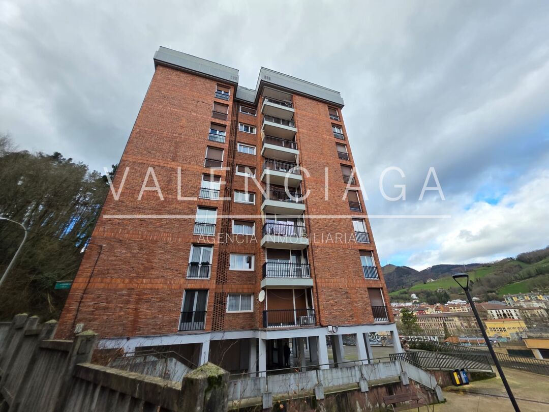 Vista exterior de Pis en venda en Ordizia amb Balcó