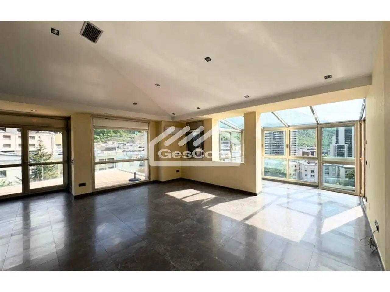 Ático en venta en Escaldes – Engordany con Aire acondicionado, Calefacción y Terraza