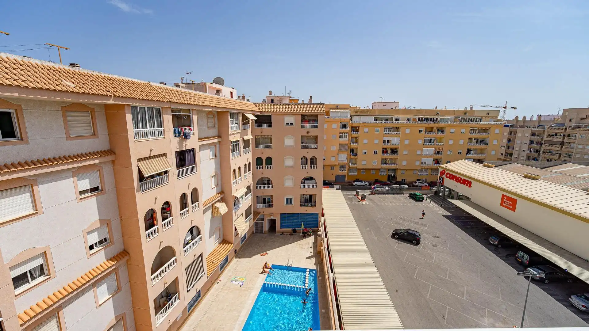 Vista exterior de Àtic en venda en Torrevieja amb Terrassa, Moblat i Piscina comunitària