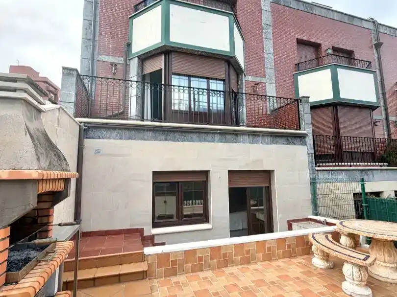 Vista exterior de Casa adosada en venta en Castro-Urdiales con Balcón