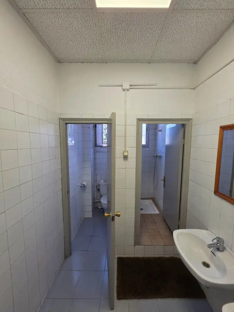 Badezimmer von Fabrikhallen zur Miete in Santa Perpètua de Mogoda