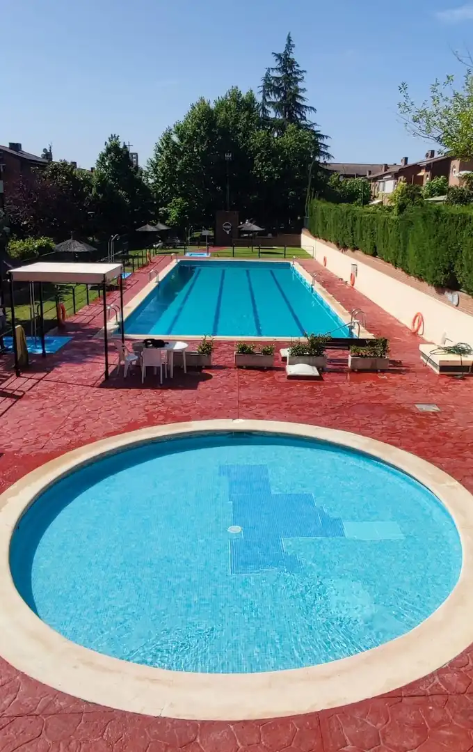 Piscina de Casa adosada en venta en Tres Cantos con Calefacción, Jardín privado y Parquet