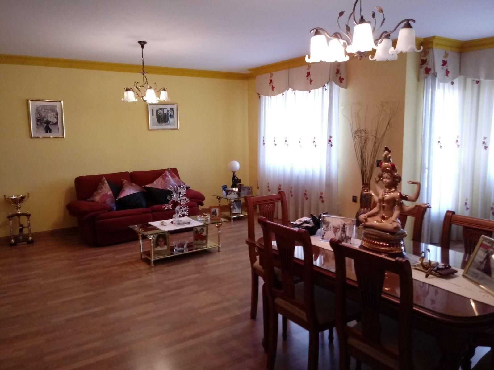 Sala d'estar de Casa adosada en venda en Ciudad Real Capital amb Calefacció, Terrassa i Traster