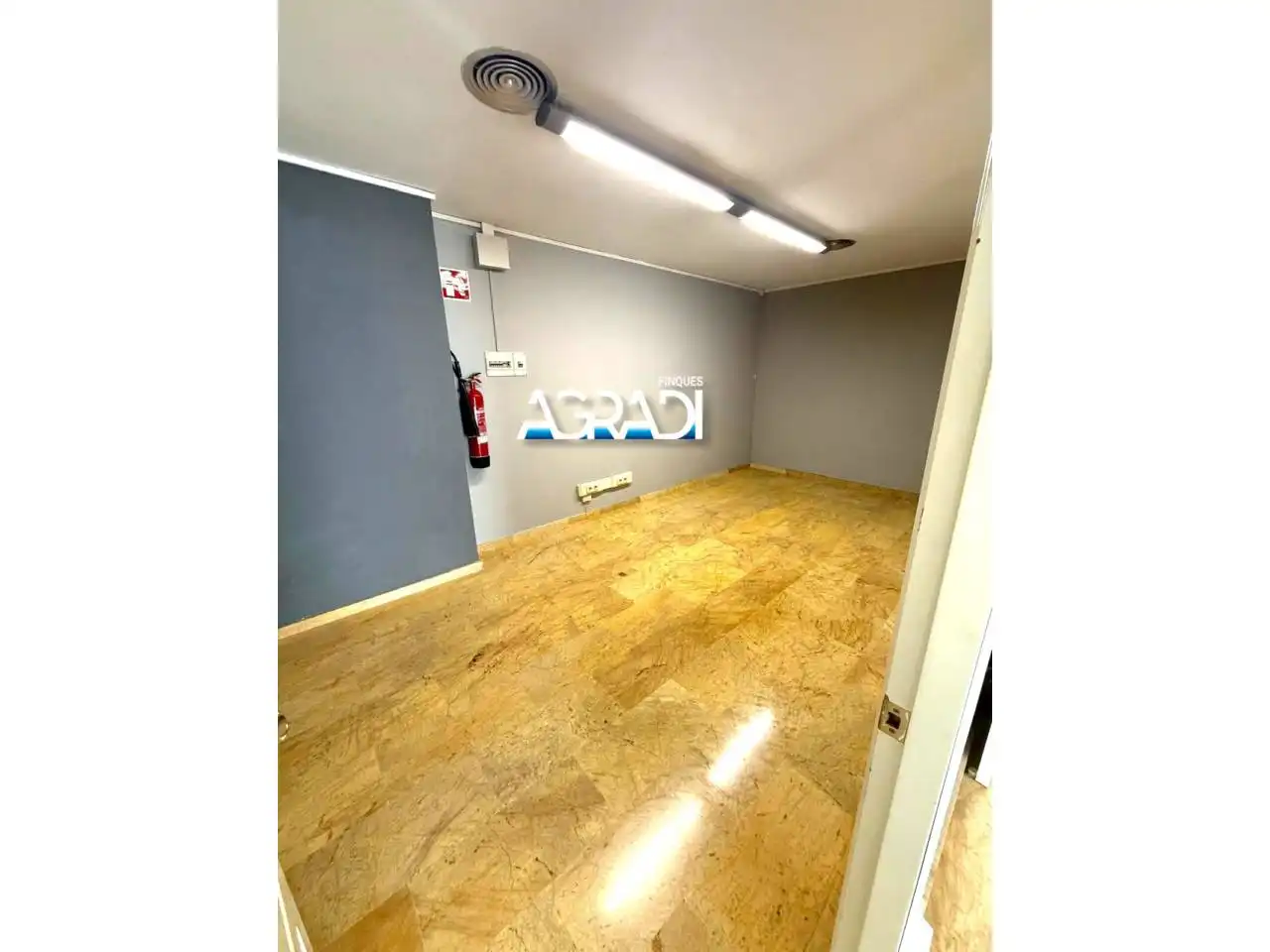 Local comercial de lloguer a Calle lluis vives 35, imagen 3